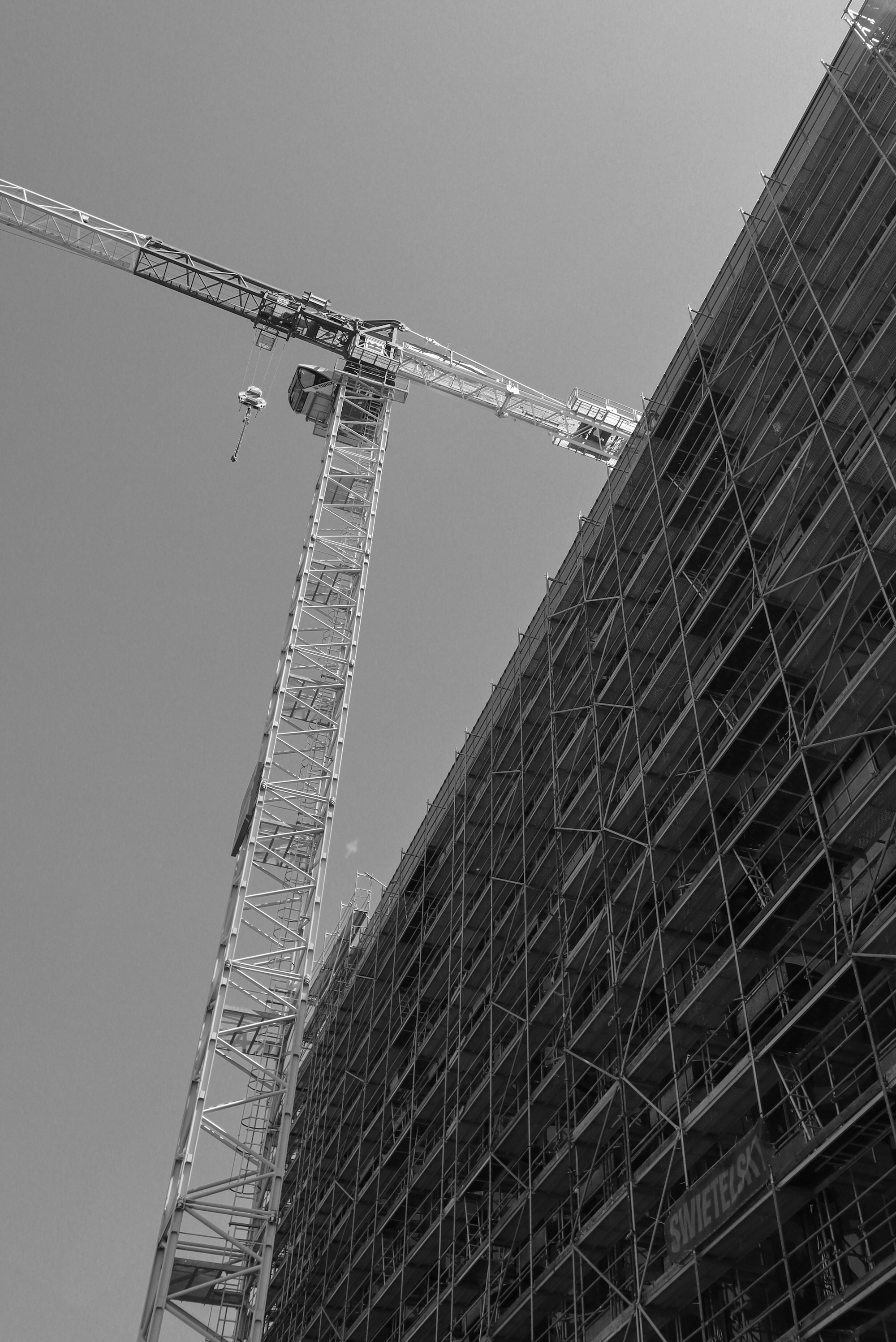 Edifício em construção com guindaste